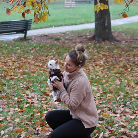 Hnědá varianta svetříku zase umožňuje dlouhé procházky, kdy jsme společně sladění.