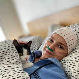 Hanka Samsonova má za sebou přesně rok boje s rakovinou prsu. Celou dobu si držela optimistickou náladu, i když jí zejména po chemoterapiích nebylo vůbec do zpěvu.