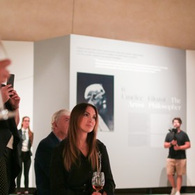 Kamila Nývltová během vernisáže zamyšleně naslouchala osudu malíře Alfonse Muchy.