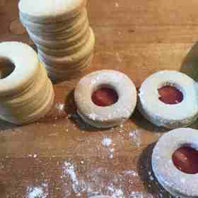 Linecké cukroví, které patří mezi nejoblíbenější kousky nejen malých dětí.