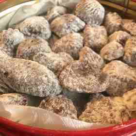 Mezi stálice českého cukroví patří pracny, které mají kakaovou chuť.