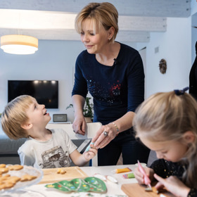 Tvoření vánočních věnců se účastnil také vnuk paní Evy, tedy syn její dcery Evy.