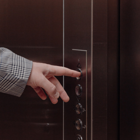 Pravidlo je ovšem jiné v pracovním prostředí. Tam nastupuje první ten, kdo je nejblíže u dveří. Neznamená to ovšem, že se muži nemohou projevit jako gentlemani a dámu nepustit první.