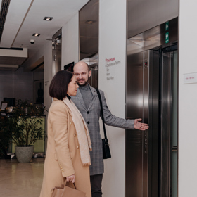 Podle etikety by muž měl do výtahu pustit první ženu. Dříve tomu bylo jinak, ale to se ještě považoval výtah za nebezpečný prostor a muž měl vcházet první, aby zkontroloval, že je vše v pořádku. 