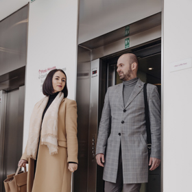 Dnes by měl muž dát ženě přednost a pohlídat, aby ji nezavřely automatické dveře, pak až nastoupit on sám. 