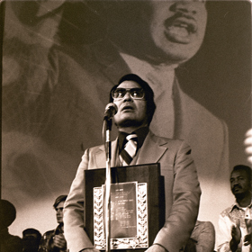 Za humanitární a osvětovou činnost získal Jim Jones cenu Martina Luthera Kinga.