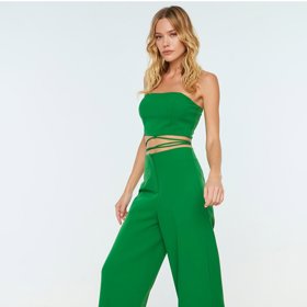 Kalhoty s vysokým pasem a crop top - ideální kombo pro ženy s neobjemným hrudníkem. Trendyol, zoot.cz, 899 a 399 Kč