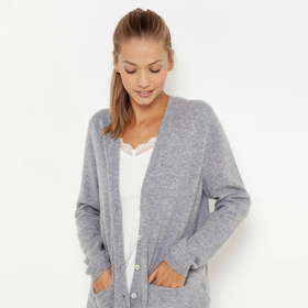 Kardigan na knoflíčky ze stoprocentního kašmíru vás na kůži jen pohladí. Máte-li tvar hrušky, nebo přesýpacích hodin, zapněte ho jen ve střední části pro zvýraznění pasu. Camaïeu, zoot.cz, 1219 Kč