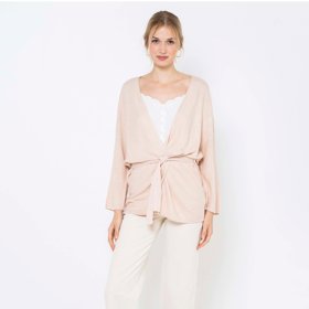 Pudrový kardigan v zavinovací verzi vypadá v kombinaci s bílou elegantně i svůdně. Camaïeu, zoot.cz, 399 Kč