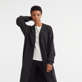 Dlouhý šedý kadigan dobře doplňuje spojení černých kalhot a bílého topu. H&M, 899 Kč