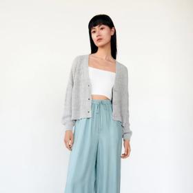 Krásná moderní kombinace krátkého šedého kardiganu a crop topu s kalhotami s vysokým pasem. Reserved, 459 Kč