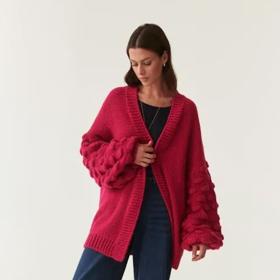 Červený kardigan s objemnými zdobenými rukávy je stylovým kouskem. Tatuum, 2299 Kč