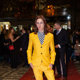 Kadeřník Petr Novotný na červeném koberci zastínil herce z nové pohádky Princezna zakletá v čase 2. Banánově žlutý oblek doplnil černobílými proužky - a to už chce odvahu.