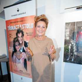 Právě camel odstín je podle všeho u celebrit hitem podzimu a Simoně Stašové navíc perfektně ladí s ikonickými zrzavými vlasy. 