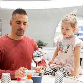 Tomáš Plekanec se svou dcerou Leontýnkou.