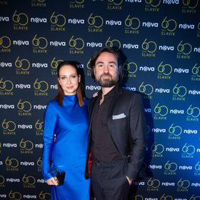 Jednoduché, ale nádherně modré šaty oblékla Veronika Arichteva. Manžel Biser se, stejně jako Lexa, oblékl od hlavy k patě do černé. Jediné, co by mohl u svého outfitu vyměnit, by byl světlý kapesníček v klopě. Kdyby měl modrý, ladil by s manželkou.