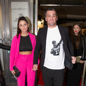 Manželka Martina Fenina oblékla růžový komplet na premiéru nového muzikálu Okno mé lásky.