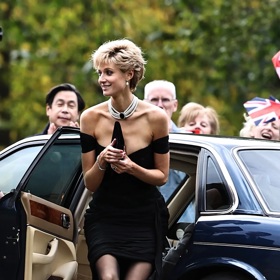 Takto v replice šatů vypadá v seriálu Elizabeth Debicki.