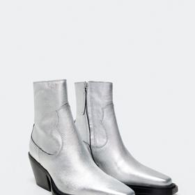 Kozačky se letos nosí v pohodlných provedením s platformami a širokým podpatkem. Zde model ze stříbrné kůže, Mango, 2999 Kč