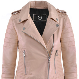 Moderní podoba křiváku může být i pudrově růžová. Chicshop.cz, 12 990 Kč