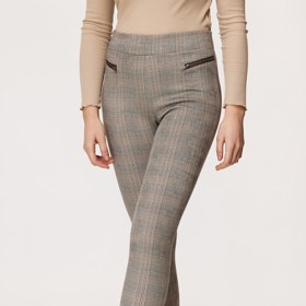 Kdo říká, že legíny nemůžou vypadat elegantně? Tento model tvrzení jasně vyvrací! S béžovým rolákem nebo bílou košilí budete maximálně šik. Astratex, 902 Kč