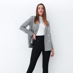 Černé legíny se kombinují nejsnáze. Tyto připomínají džíny, ale jsou mnohem pohodlnější a s šedým blejzrem jim nikdo neupře eleganci. Mohito, 599 Kč