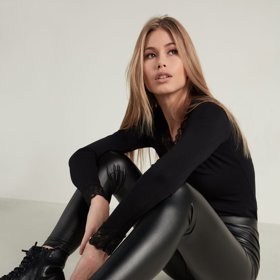 Černá od hlavy až k patě, to je jeden z trendů letošního podzimu. Důležitá je ale rozdílná struktura materiálů - zde lesklou kůži připomínající legíny a vlněný svetřík. Tezenis, 399 Kč