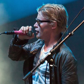 Dnes je nicméně z Macaulaye spořádaný táta, který rozjel vlastní lifestylový web a realizuje se také v kapele The Pizza Underground.