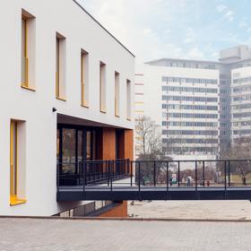 V těsné blízkosti domu se nachází dětský pavilon, takže to mají rodiče ke svým dětem jen pár metrů.