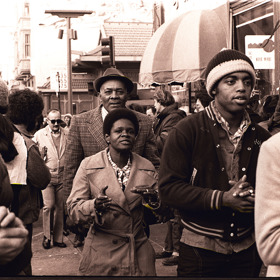 Jim Jones kázal, mimo jiné, rovnost všech ras. Ve vedoucích pozicích však byli jen běloši.