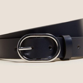 Tmavomodrý pásek je ideální pro všechny typy džínů, nebo s ním skvěle dotáhnete námořnický outfit. Marks&Spencer, 499 Kč