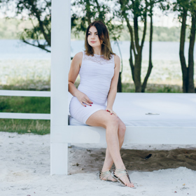 Pokud při pózování sedíte čelem, nohy posuňte tak, aby byly šikmo, budou působit jako delší a štíhlejší. Naopak kolena namířená na objektiv budou vypadat mnohem objemnější. 