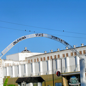 Thomas Grasso byl v roce 1990 odsouzen k trestu smrti za to, že vánočním osvětlením uškrtil sedmaosmdesátiletou ženu a o půl roku později elektrickým kabelem o šest let mladšího muže. Před popravou ve státní oklahomské věznici pravil: "Nedostal jsem špagety, i když jsem je vysloveně chtěl. Chci, aby o tom věděl tisk."