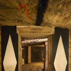 U vchodu do katakomb jsme varováni, že vstupujeme do království mrtvých.