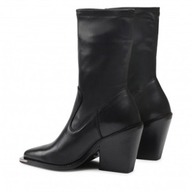 Napůl kozačky, napůl kovbojské boty v sofistikované podobě od značky Bronx. Eobuv.cz, 3429 Kč