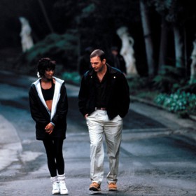 ...bývalého agenta tajné služby Franka Farmera (Kevin Costner). Nejdřív se jí jeho metody nelíbí, protože má pocit, že ji omezuje. Jenže Frank jen dělá svou práci. A dělá ji nejlépe ze všech.