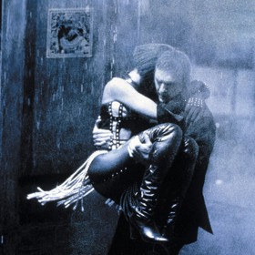 Když ale na jednom z koncertů vypuknou nepokoje, zachrání ji právě on. Tato ikonická fotka se dostala nejen na plakát snímku Osobní strážce, ale byla také často parodována. Další zajímavostí je, že na fotce není zpěvačka, ale její záskok. Když se to fotilo, Whitney totiž byla už doma... 