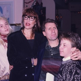 Slavná rodina ze seriálu Ženatý se závazky v civilu - Christina Applegate (Kelly), Katey Sagal (Peggy), Ed O'Neill (Al) a David Faustino (Bud).