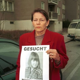 Brigitta Sirny, maminka Nataschy Kampusch, s plakátem o zmizelé dceři.