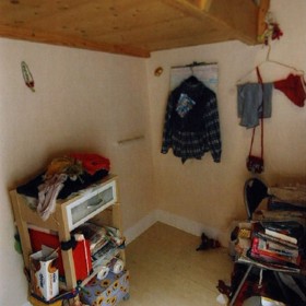 V tomto pokoji pod garáží držel Wolfgang Priklopil unesenou Nataschu Kampusch dlouhých 8 let.