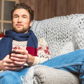 Pletené svetry můžete nechat vyvětrat třeba přehozené přes čalouněné křeslo.