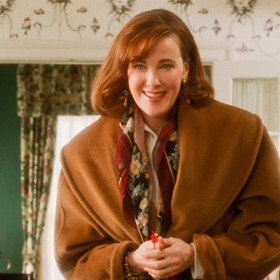 Catherine O'Hara si v komedii Sám doma (1990) zahrála Kevinovu maminku Kate.