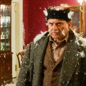 Také Harry v podání Joa Pesciho dostal ve filmu Sám doma pořádně zabrat. Spálená hlava je možná to nejmenší...