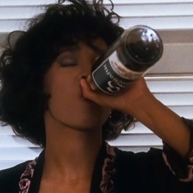 Úspěch, peníze a sláva nejsou všechno. A do toho výhružky smrtí. Tlak na Rachel je opravdu příliš velký. Je tvrdohlavá a má ráda volnost. Nelíbí se jí bezpečností opatření, která vymyslí Frank.