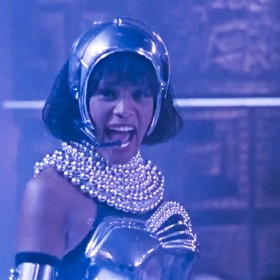 Osobní strážce (1992): Hudební superstar Rachel Marron (Whitney Houston) vyhrožují smrtí. Když jí v šatně exploduje bomba, Rachel dostane osobního strážce...