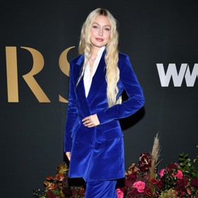 Modelka Gigi Hadid se díky spojení výrazné modré a bílé stala nepřehlédnutelnou.