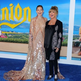 Ač na premiéře filmu Na nože: Glass Onion oblékly barevně protichůdné modely, jejich make-up byl v mnoha ohledech podobný.