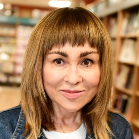 Kateřina Kaira Hrachovcová na sebe upozornila hravě rozčepýřeným obočím.