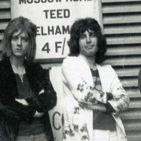 Jedna z prvních fotografií skupiny Queen vznikla v roce 1970. Tehdy ještě nikdo netušil, že z nich budou jedny z největších hvězd 20. století.