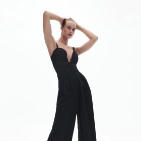 Jednoduchý a přitom svůdný overal můžete doplnit blejzrem v pánském stylu. Reserved, 1999 Kč